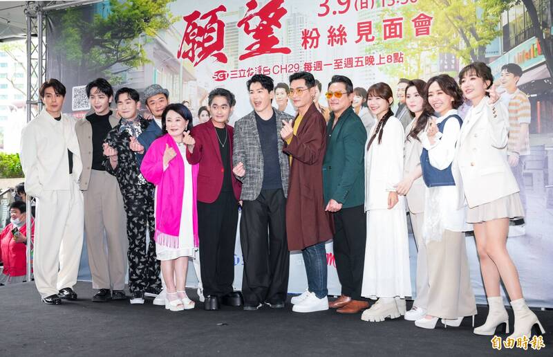 黃少祺、陳冠霖、江宏恩、江國賓、張琴、林萱瑜、羅巧倫、何依霈、華千涵、陳謙文、李睿紳、龍語申、林佑星出席三立電視願望粉絲見面會。（記者王文麟攝）