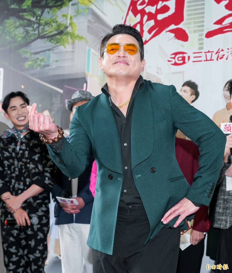 江宏恩擺出許多可愛的愛心姿勢。（記者王文麟攝）