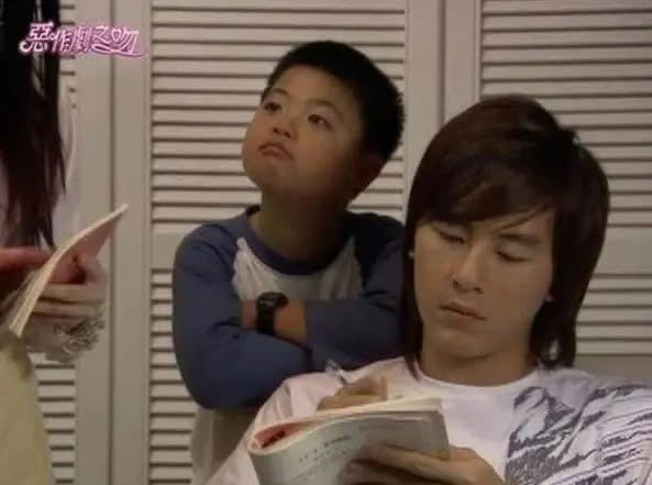 章柏翰（左）在《惡作劇之吻》飾演鄭元暢的弟弟。（翻攝自Youtube）