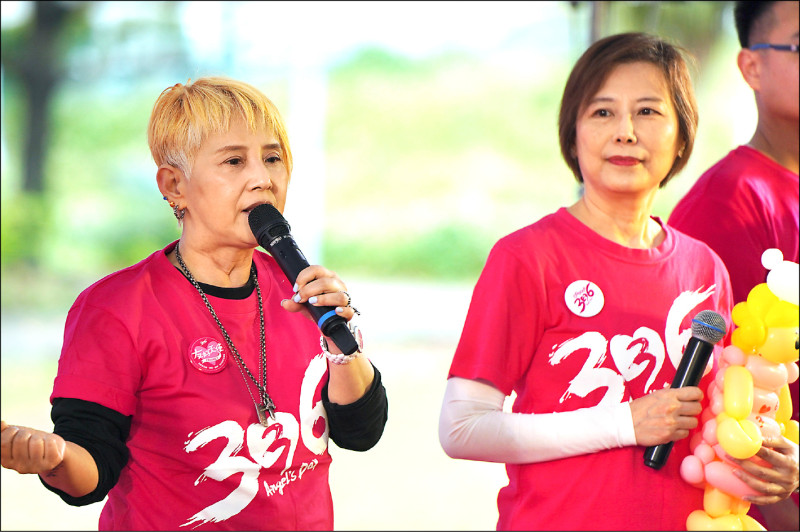 李明依（左）譴責黃子佼行為，但喊話外界給予孟耿如和小孩一點空間。（天使心家族基金會提供）