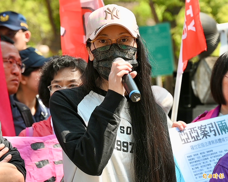 律師亞亞「慢走不送」引發爭議，同行十四字神回嗆「惻隱之心」