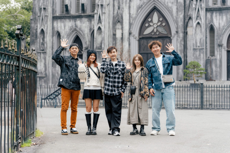 姚元浩（左起）、莎莎、包偉銘、白安與郭泓志錄製《嗨！營業中》。（好看娛樂提供）