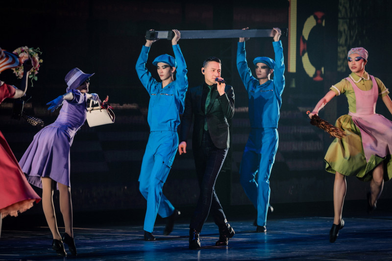 張學友率領舞者賣力唱跳。（JDS提供）