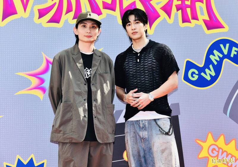 婁峻碩（右）、殷振豪今天出席金狼獎造勢活動。（記者陳奕全攝）