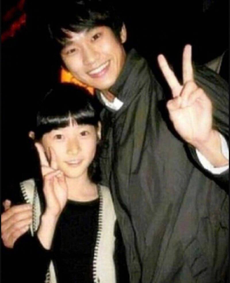 年幼的金賽綸（左）和金秀賢開心合照。（翻攝自X）
