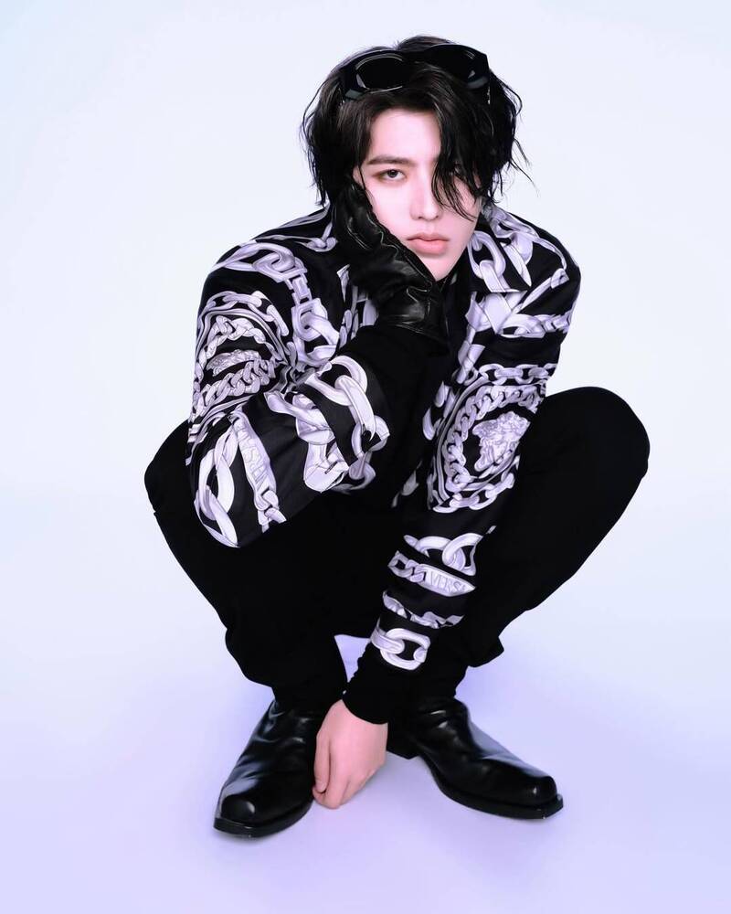 蔡徐坤當年因為這件一夜情醜聞不但丟了熱門綜藝節目《奔跑吧》班底，國際精品PRADA也與他切割。（翻攝自IG）
