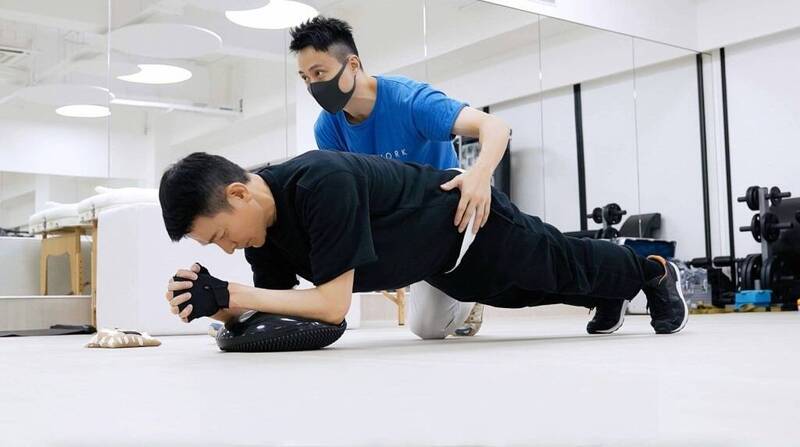 劉德華（黑衣）與健身教練一起鍛鍊，強化自己的體力。（星島日報提供）