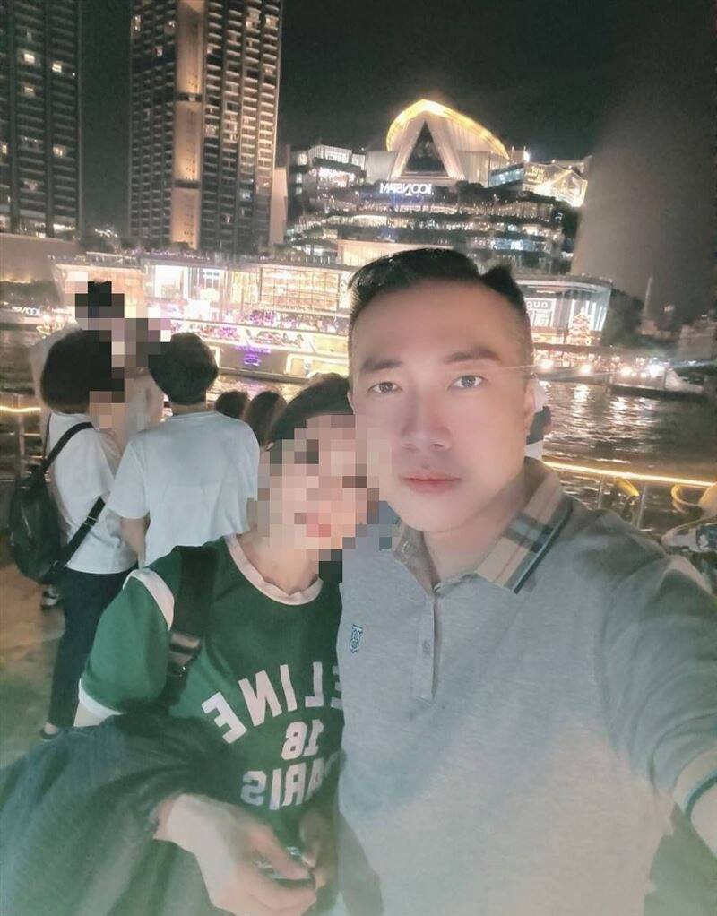 抖音網紅「安哥碎碎念」（右）長期在網路經營深情愛妻人設。（翻攝自臉書）