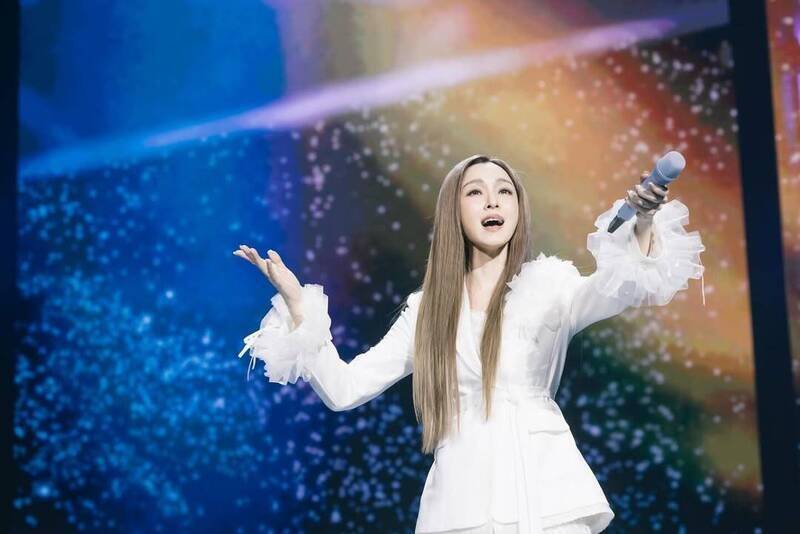 范瑋琪曾經在多場演唱會以跪謝方式向現場歌迷支持表示感恩。（翻攝自IG）