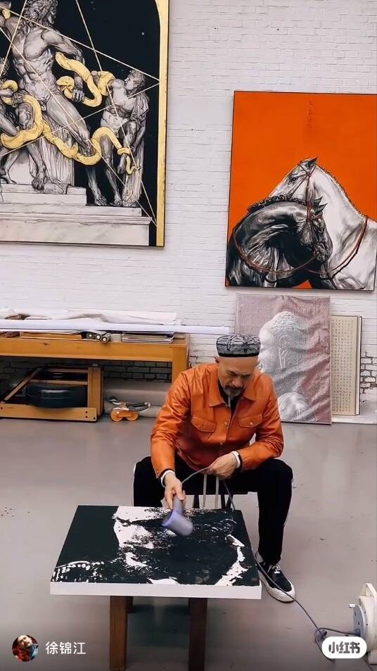 徐錦江在妻子的引導下逐漸將重心轉為作畫。（翻攝自小紅書）