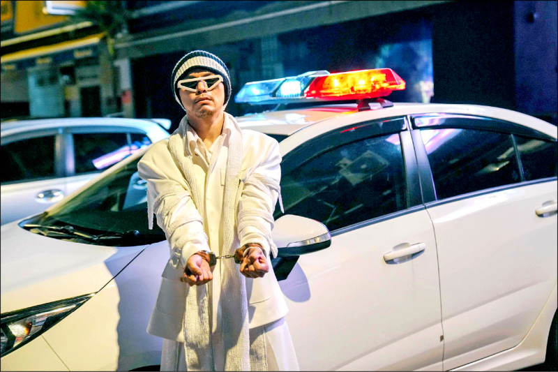 黃明志百無禁忌，上銬拍新歌MV。（亞洲通文創提供）