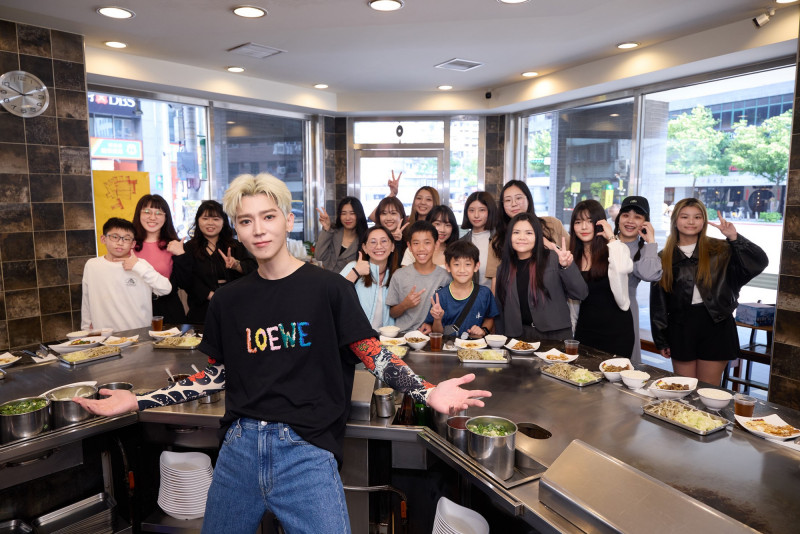 畢書盡化身鐵板燒師父。（索尼提供）