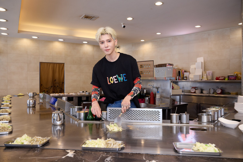 畢書盡化身鐵板燒師父。（索尼提供）