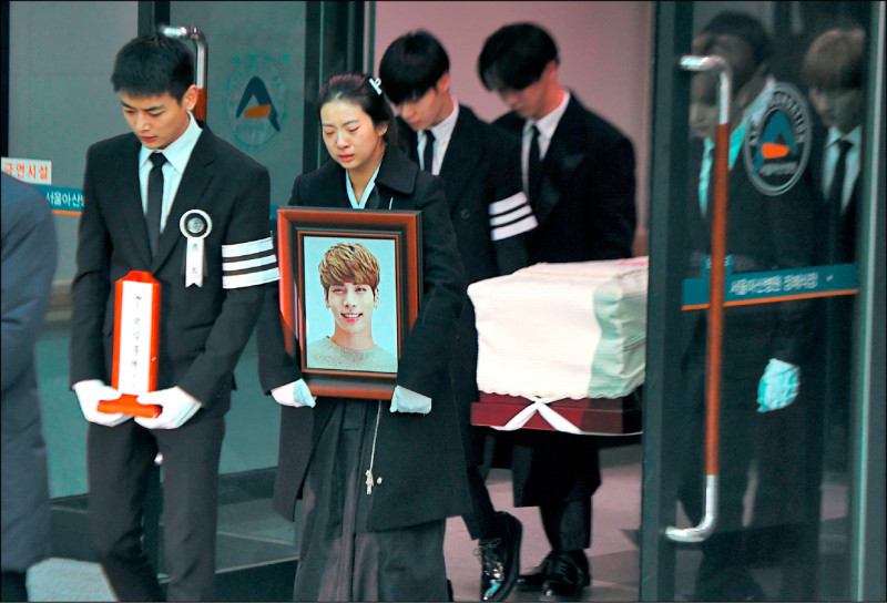 預告片出現鐘鉉的葬禮畫面，令粉絲無語。（法新社）