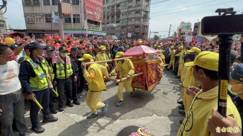 白沙屯媽祖進香「7大禁忌」一次看 3類人不適合鑽轎底