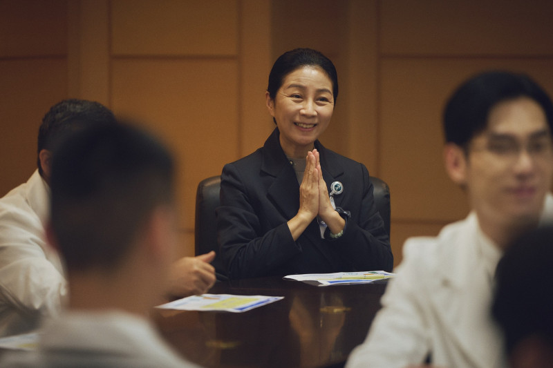 方文琳在《院長爸爸》飾演院部主任秘書「喬麗華」。（大愛電視提供）