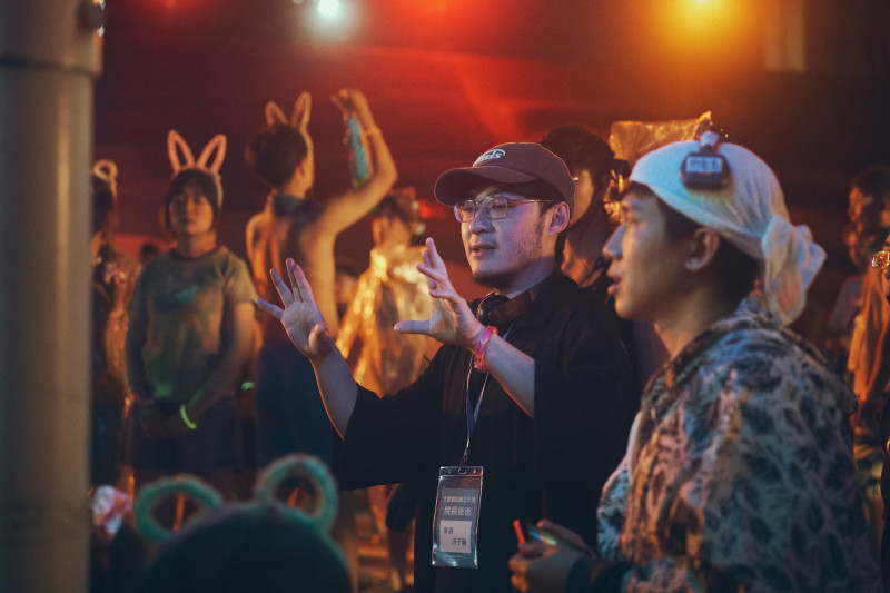 洪子鵬（右二）擔任《院長爸爸》導演，拍攝八仙塵爆場景。（大愛電視提供）