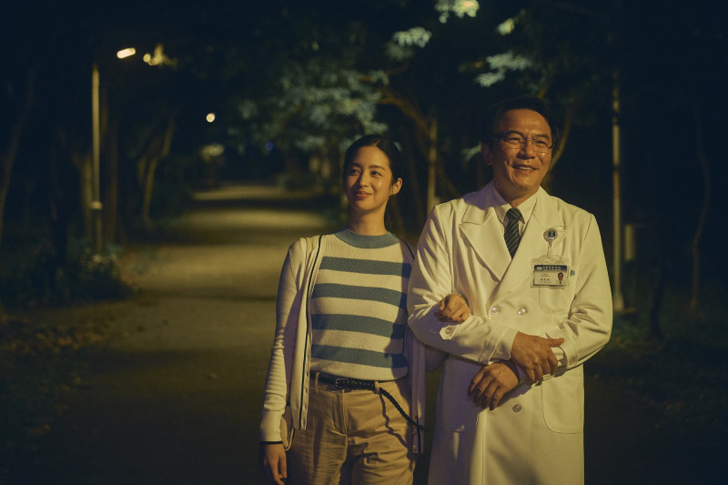 戴立忍（右）、莫允雯（左）在《院長爸爸》飾演夫妻。（大愛電視提供）