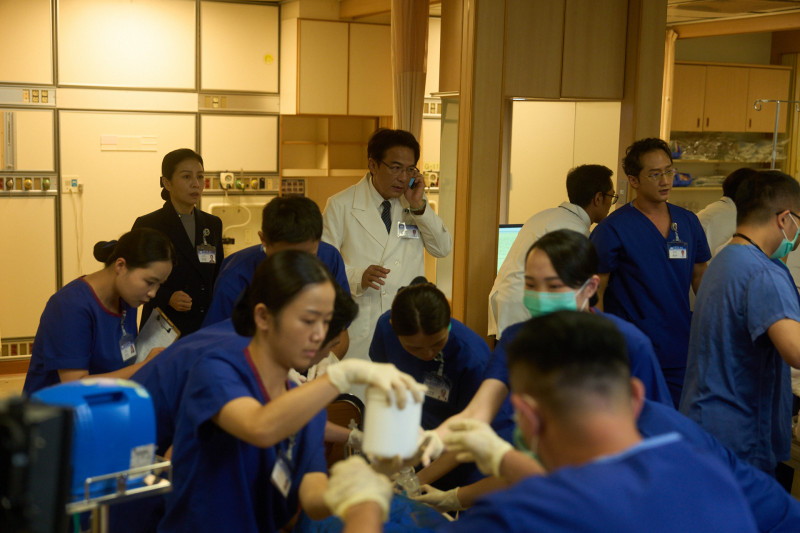 戴立忍在《院長爸爸》飾演趙有誠院長，親自坐鎮急診室。（大愛電視提供）