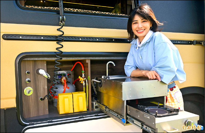 宇珊露營車的爐具配備可以烤肉、煮火鍋。（記者潘少棠攝）