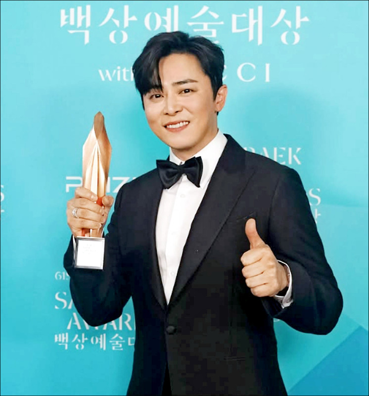 曹政奭在《變身機長》片中飾演「女機長」，首擒百想影帝。（翻攝自IG）