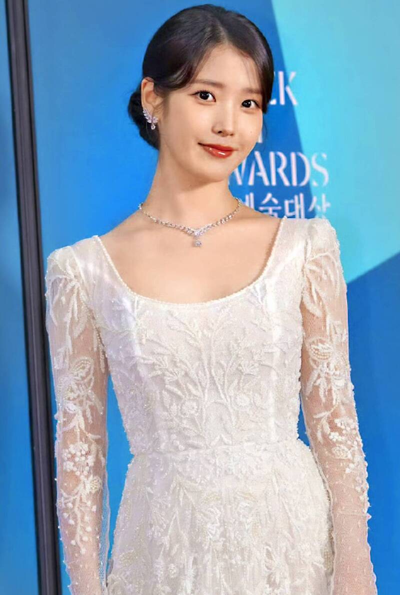 IU獲讚「天使降臨」百想，無奈未能順利拿獎。 （翻攝自Naver）