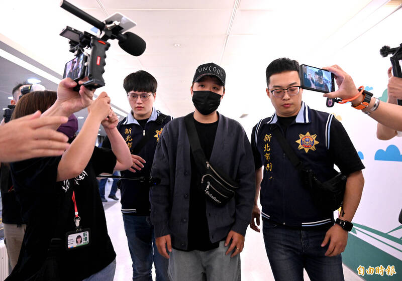 藝人大根一下飛機就被新北市刑大員警帶回調查。（記者朱沛雄攝）