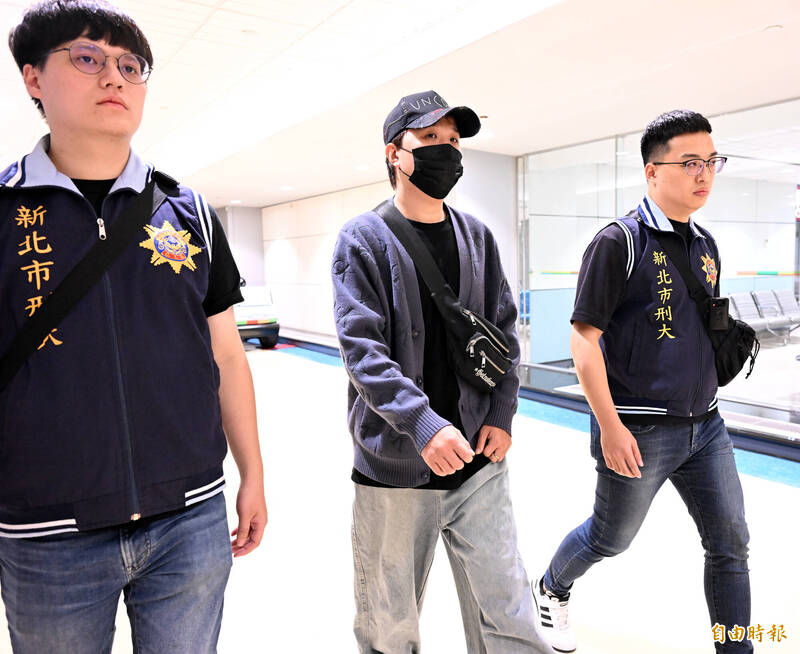 藝人大根返抵桃機被新北市刑大員警帶回。（記者朱沛雄攝）