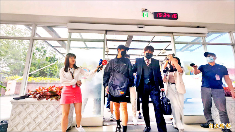 藝人陳向熙被帶回新北市刑警大隊。（記者徐聖倫攝）