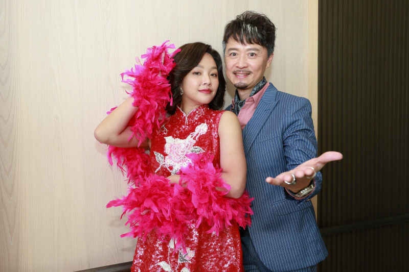 賴慧如（左）在《愛的榮耀》於臉上點三八痣，令觀眾印象深刻，右為何豪傑。（資料照，民視提供）