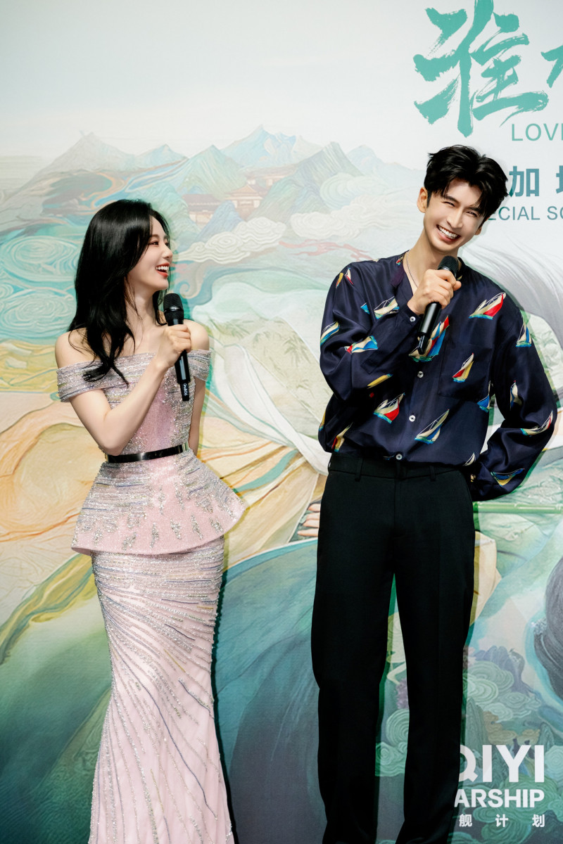 劉詩詩（左）、張雲龍出席愛奇藝星艦計畫。（愛奇藝國際站提供）