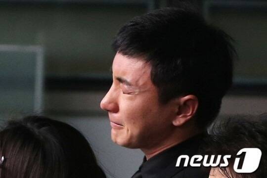 利特在陸軍本部擔任舞台劇演員，眾人對他的期待讓他壓力大到罹患憂鬱症。（翻攝自news1）