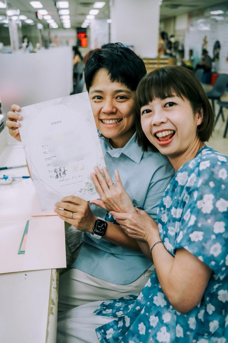 敏迪(左)昨登記結婚。(翻攝自臉書)