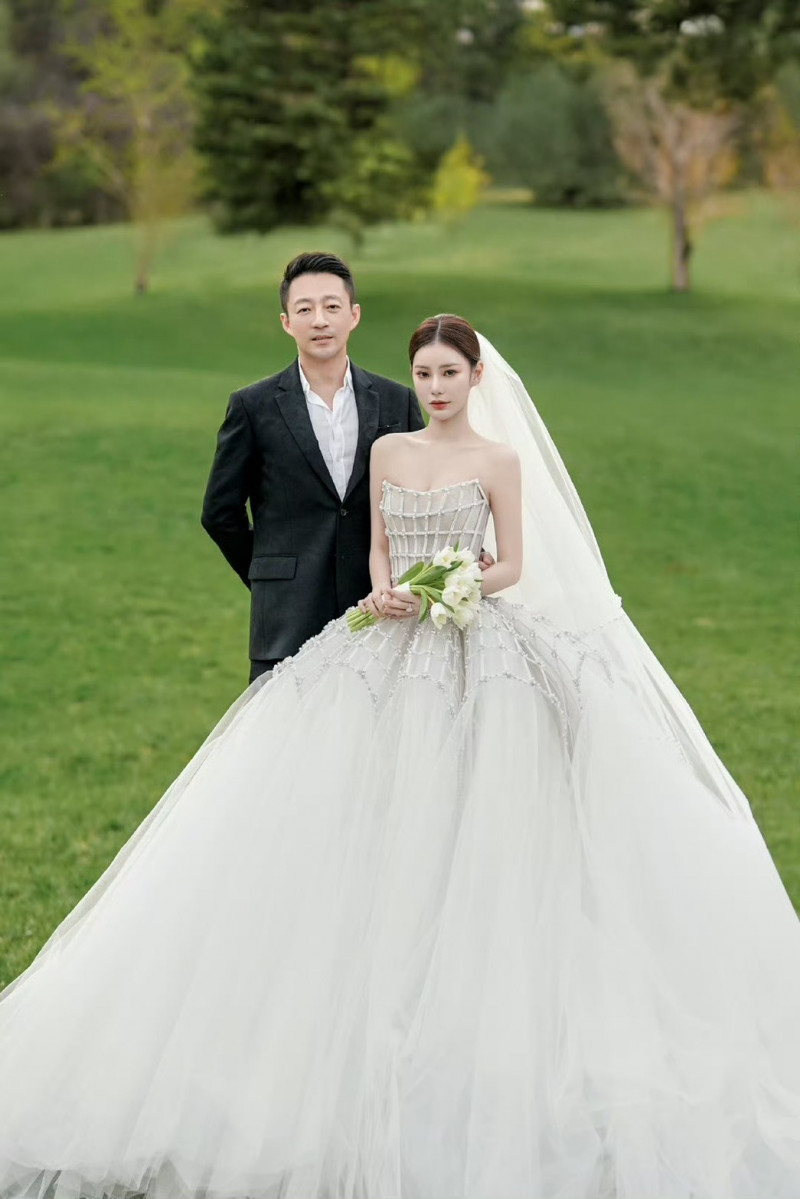 汪小菲、Mandy婚紗照曝光。（翻攝自微博）