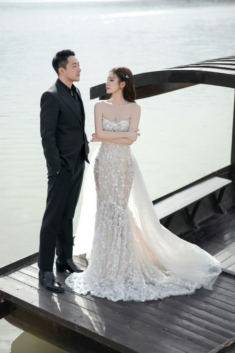 汪小菲、Mandy婚紗照曝光。（翻攝自微博）