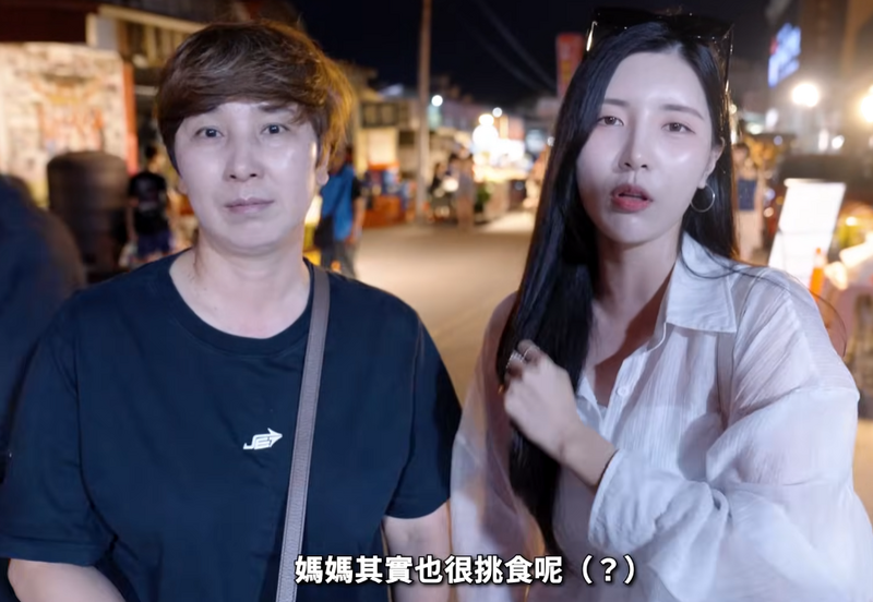 南珉貞（右）帶媽媽體驗台灣文化。（翻攝自YT）