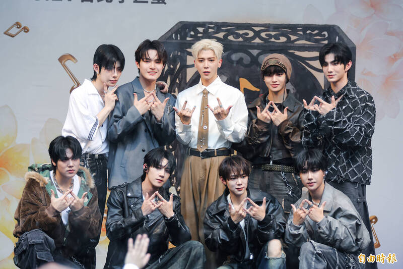 畢書盡今天冒雨跟男團ARKis出席2025 hito流行音樂獎頒獎典禮搶票會。（記者王文麟攝）