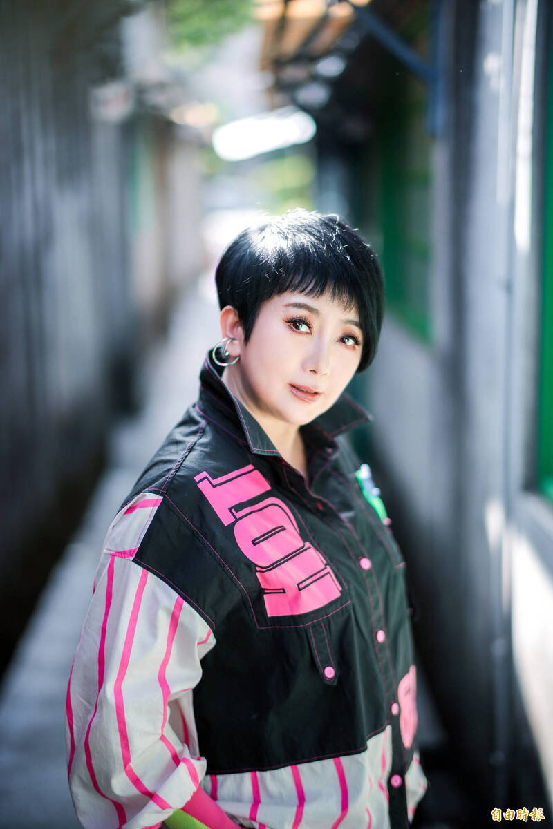 資深玉女周思潔重返歌壇，力邀蕭煌奇打造新歌。（記者王文麟攝）