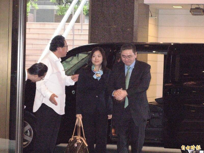 宏仁企業集團總裁王文洋（右）緊握著呂安妮（右二）的手。（駐日特派員張茂森攝）