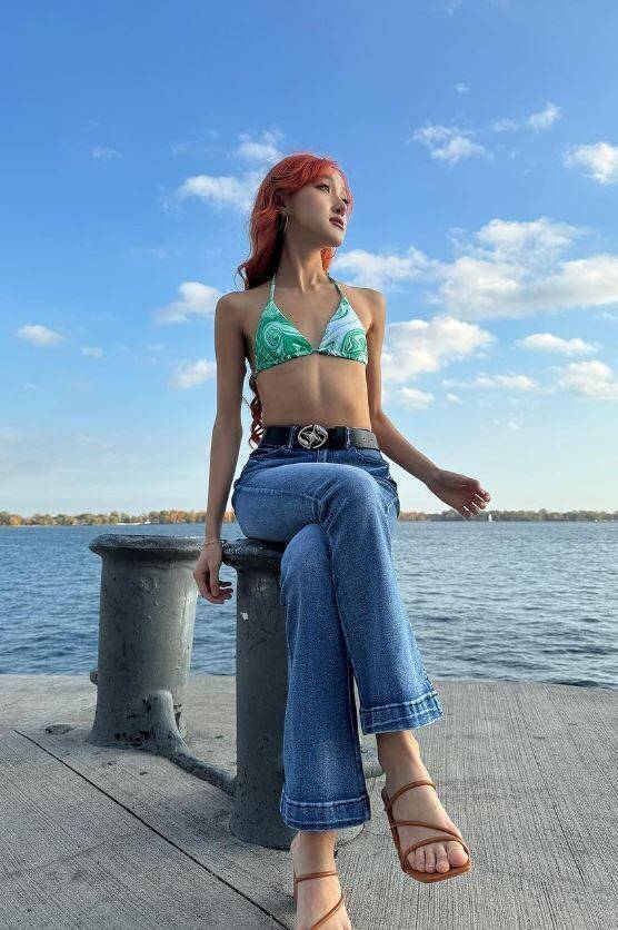 克拉拉為了宣傳自己的｢平胸也能自信」，還特別cosplay《航海王》的性感角色「娜美」。（翻攝自IG）