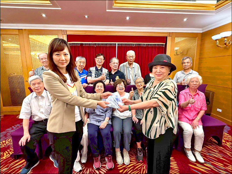 陳淑芳（前排右）出席小學同學會聚餐，拋磚引玉主動捐款做善事，左為幼幼基金會執行長黃慧婷。（翰森娛樂提供）