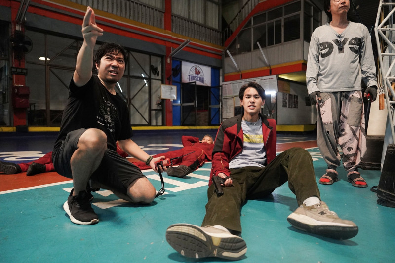 《冥婚鬧泰大》導演查揚諾布普拉寇笑說，Billkin很喜歡要他示範跳舞。（金盞花大影業提供）