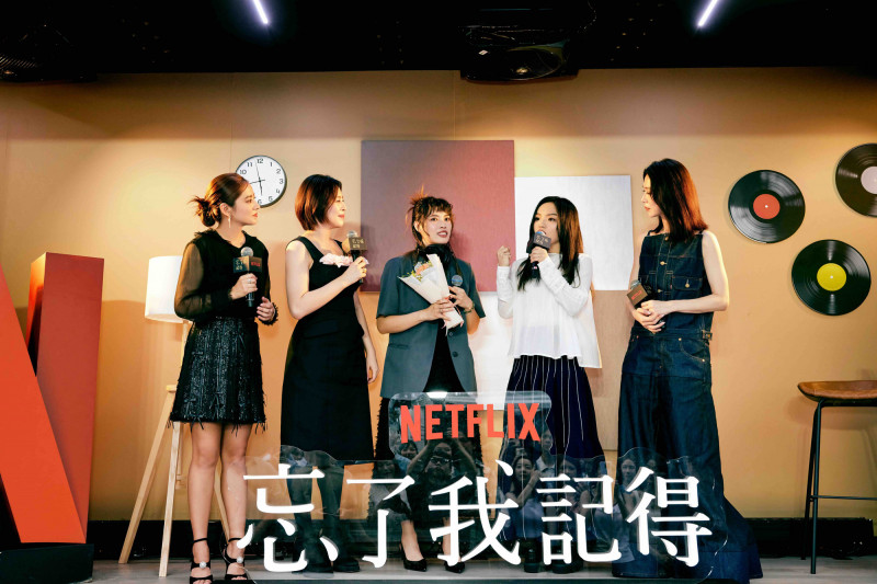 謝盈萱（右起）、徐佳瑩、周采詩（左起）、劉品言現身圓夢快閃應援。（Netflix提供）