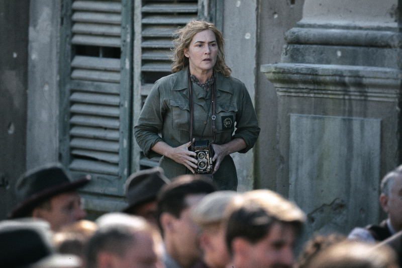 凱特溫絲蕾為《她眼中的世界》排練時不慎滑倒，導致椎間盤受傷仍舊帶傷上陣。（采昌提供）