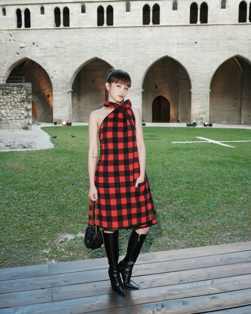 王淨在兼具藝術與歷史性建築的亞維農教皇宮參與時尚秀。（狗狗與花提供）