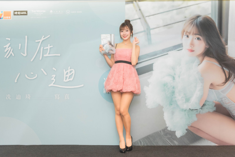 冼迪琦推出第二本個人寫真書《刻在心迪：冼迪琦寫真》。（時報出版提供）