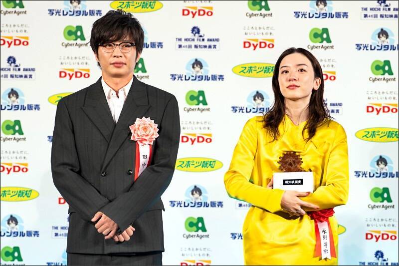 田中圭（左）和永野芽郁因不倫緋聞傷及事業，形象持續下滑。（達志影像）