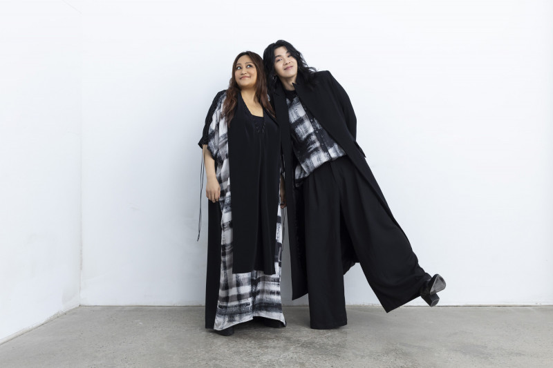 家家（左）很開心能和聖皓合唱。（相信音樂提供）