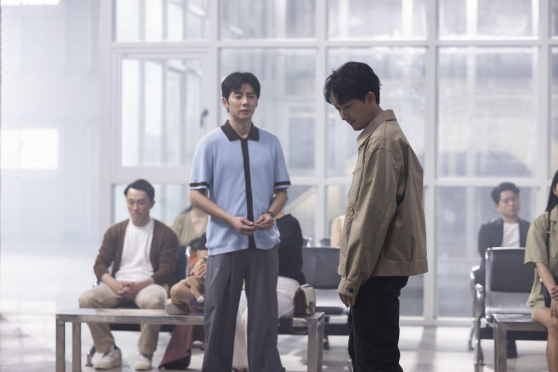 施名帥（前右）、李國毅在MV中演出催淚。（相信音樂提供）