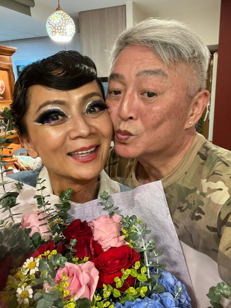 高欣欣(左)與老公李國超在家溫馨慶功。(翻攝自臉書)